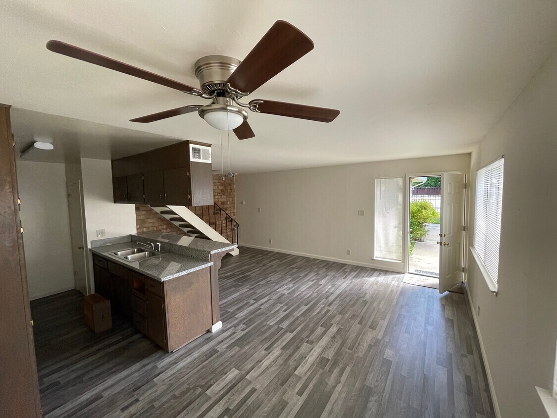 Foto principal - 7464 Franklin Blvd