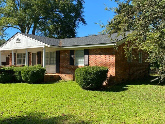 Foto del edificio - Charming 3 bedroom, 2 bathroom home featuring a fenced-in backyard and enclosed back porch. Fresh...
