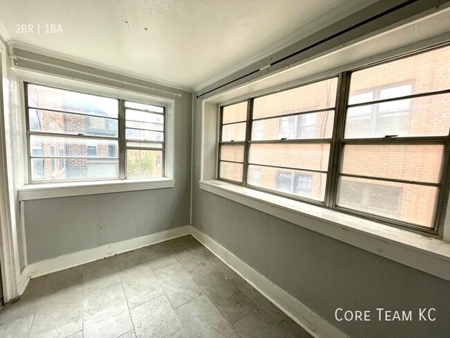 Building Photo - 710 W 48th St