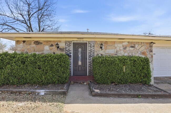 Foto del edificio - 1328 Hazelwood Dr