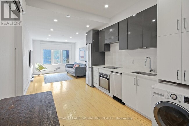 Building Photo - 1048 Queen St W