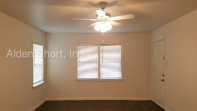 Foto del edificio - 1 bed, 1 bath duplex in Grand Prairie