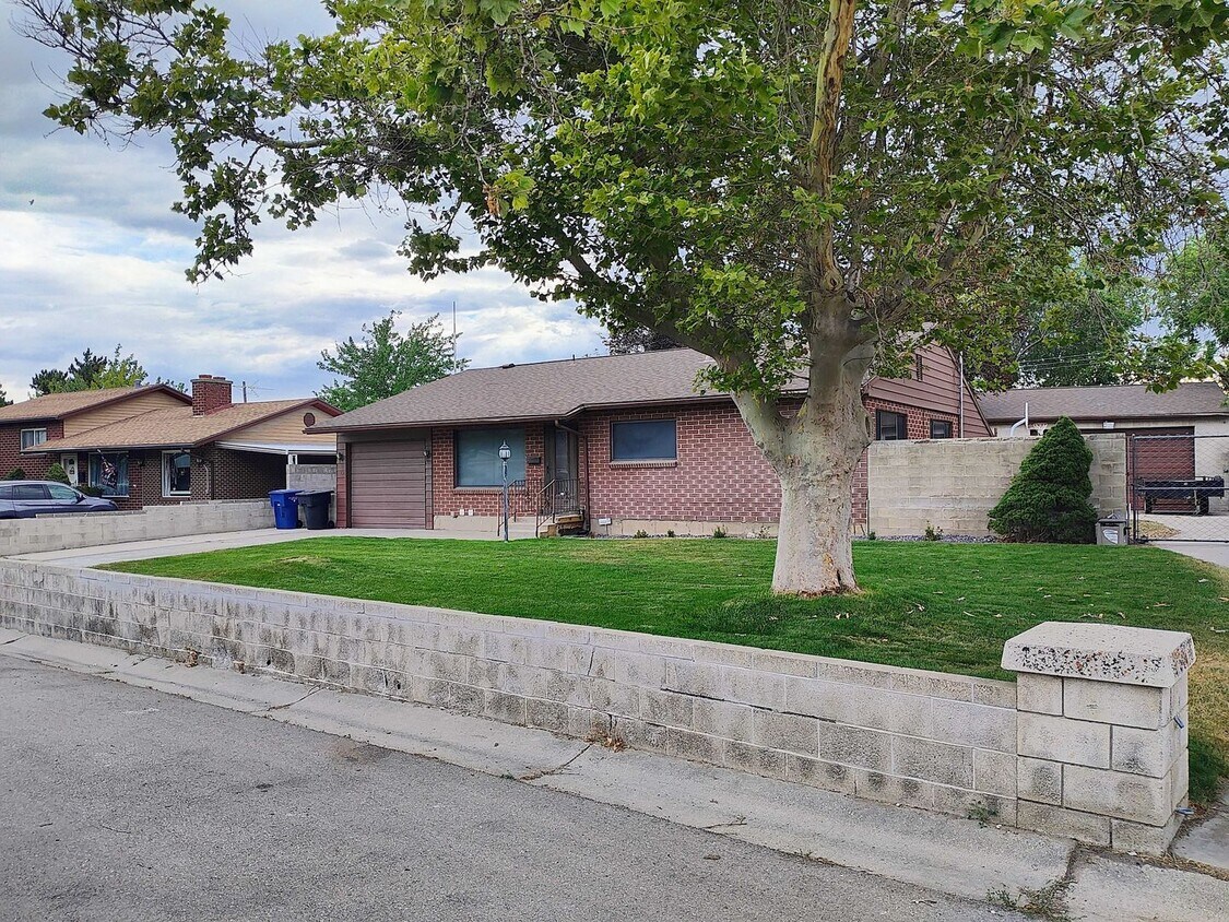 Foto principal - 3 Bd 2 Bath Over 2500 sq ft in Sandy