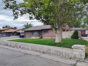 Building Photo - 9506 S Garnet Dr