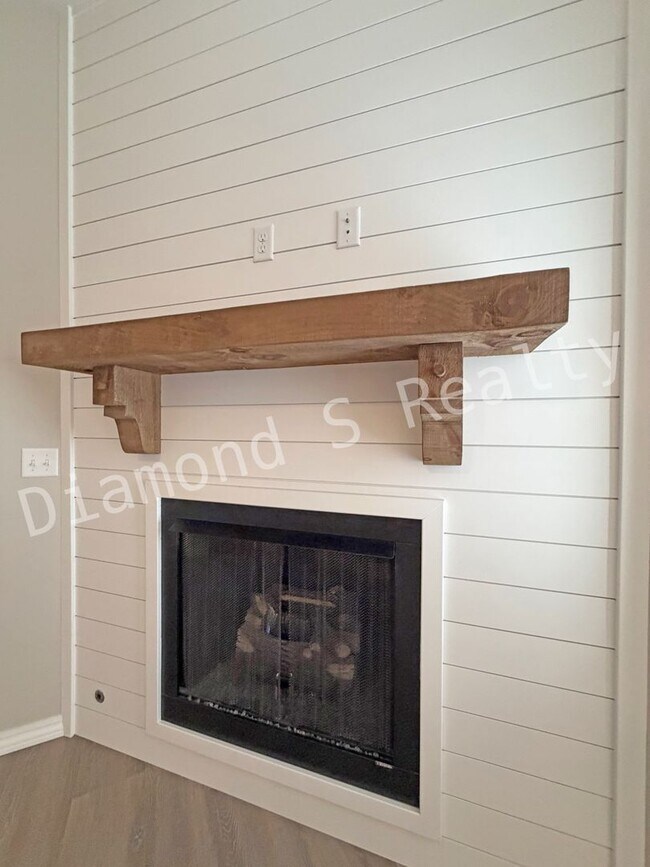 Foto del edificio - **Gorgeous 4-Bedroom Home in Olde World Estates Subdivision**