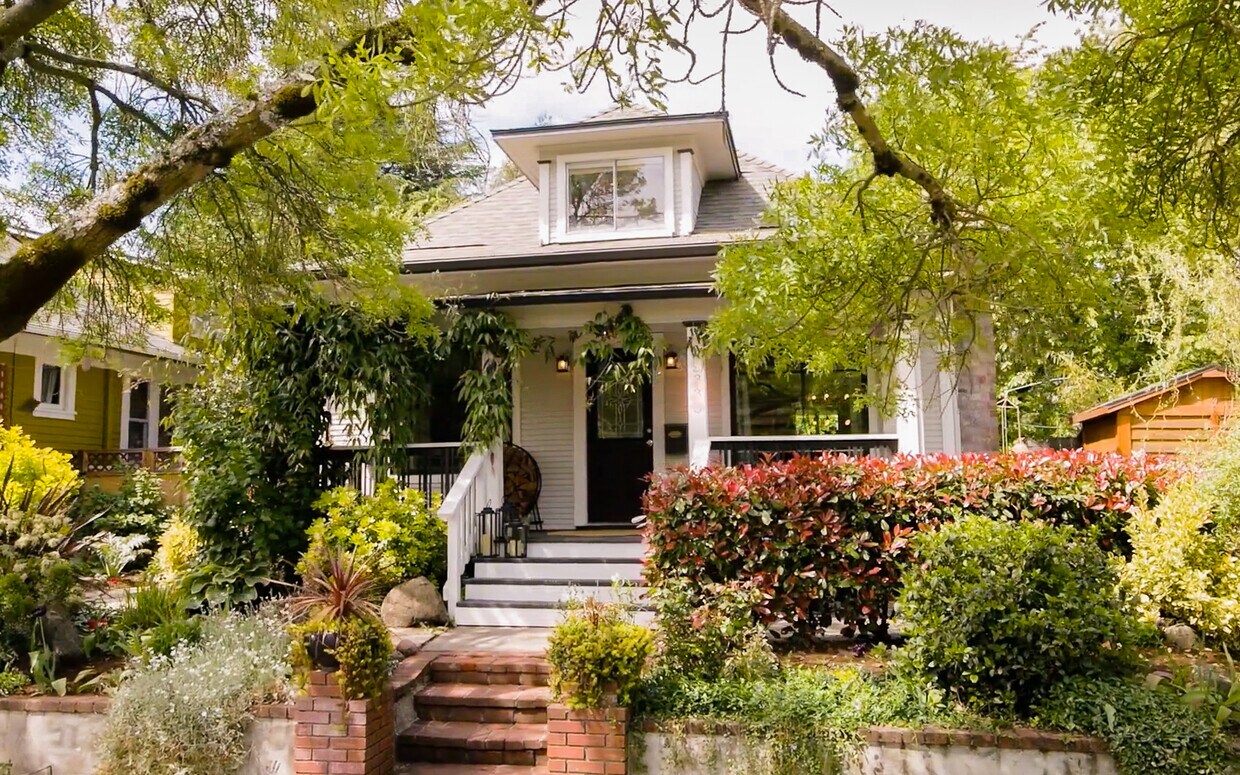 Fully furnished bungalow awaits you!Fully furnished bungalow awaits you! - 5233 NE 18th Ave
