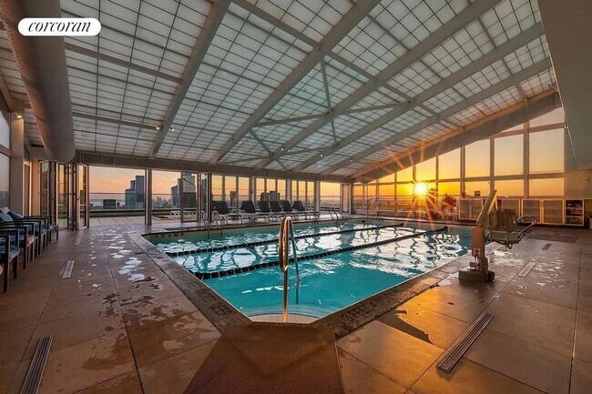 Foto del edificio - 322 W 57th St