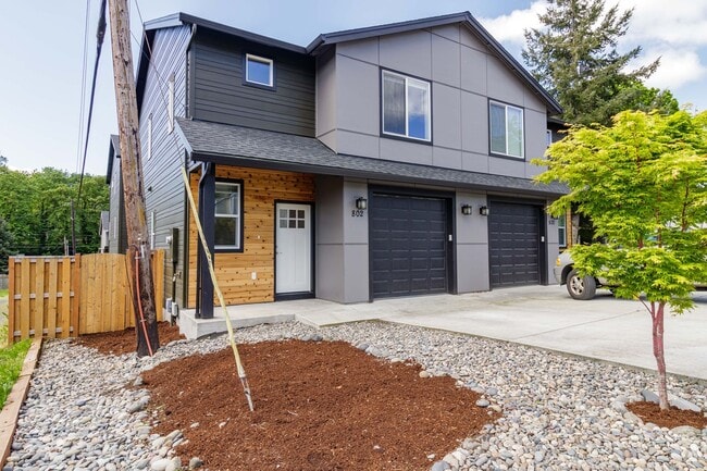 Building Photo - Move In Ready 3 Bedroom 2.5 Bathroom with ...