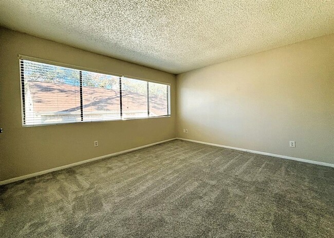 Foto del edificio - 12100 Melville Dr