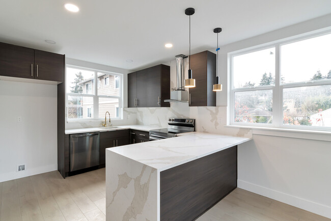 Building Photo - Modern Townhome