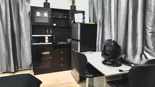 Foto del edificio - 5905 Fairdale Ln