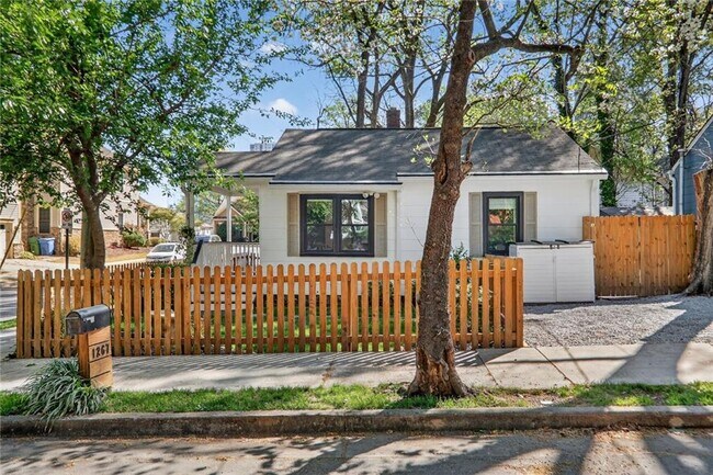 Foto del edificio - 1267 Lyle Pl NW