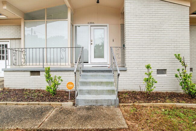 Foto del edificio - Updated & Well-Maintained 4 Bed/2 Bath Hom...