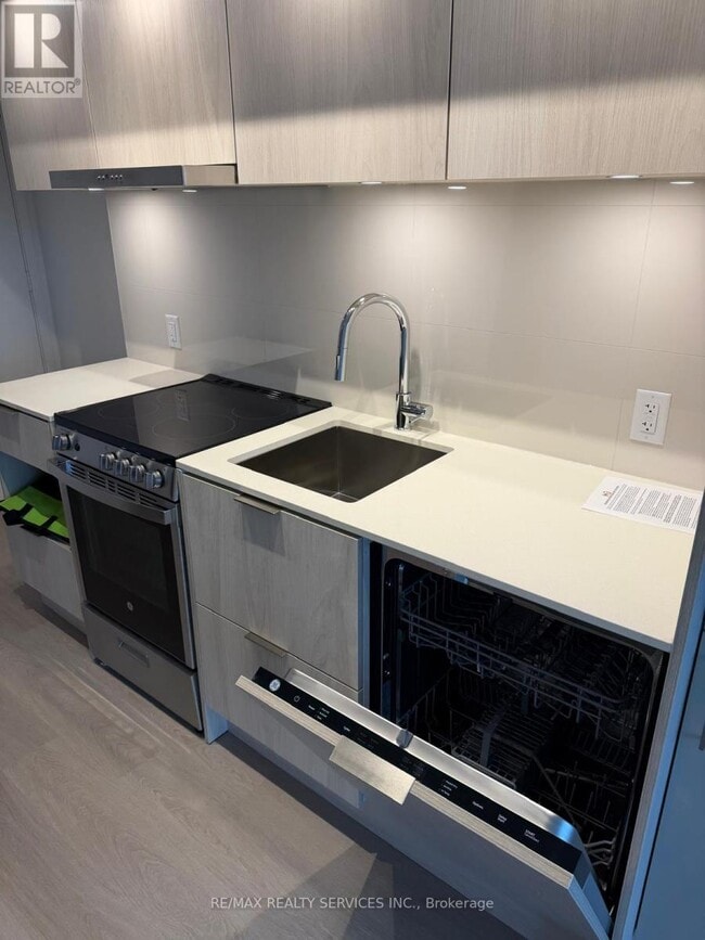 Building Photo - 448 Burnhamthorpe Rd W