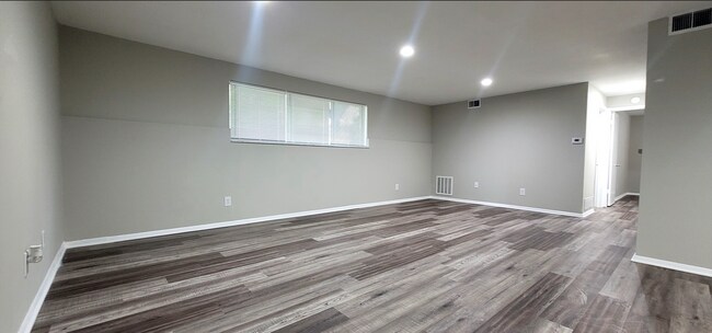 Building Photo - Beutiful 2 bedroom 1 bath apartment