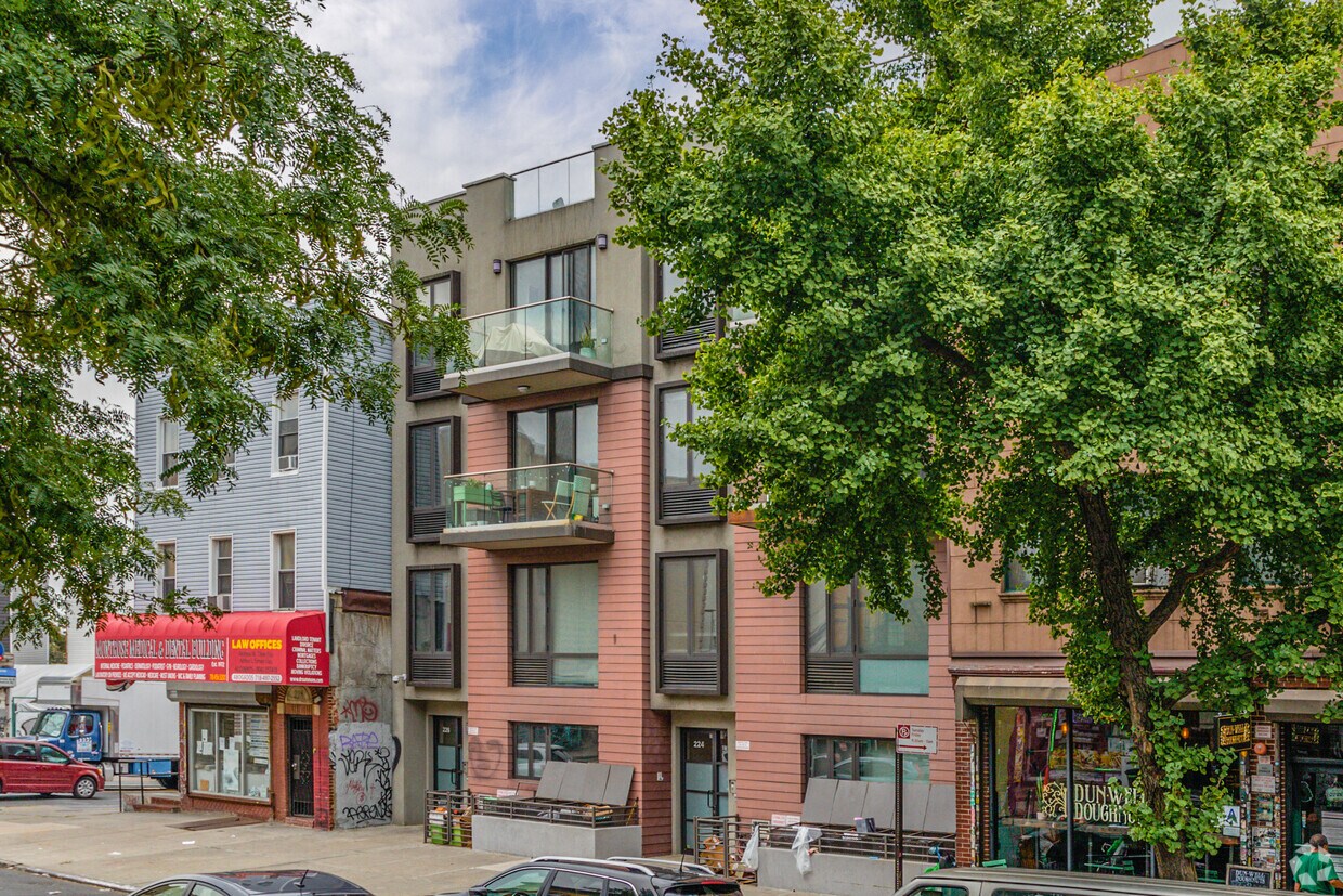 Building Photo - 224-226 Montrose Ave