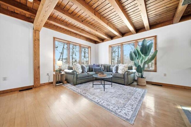 Foto del edificio - 105 Middle Rd