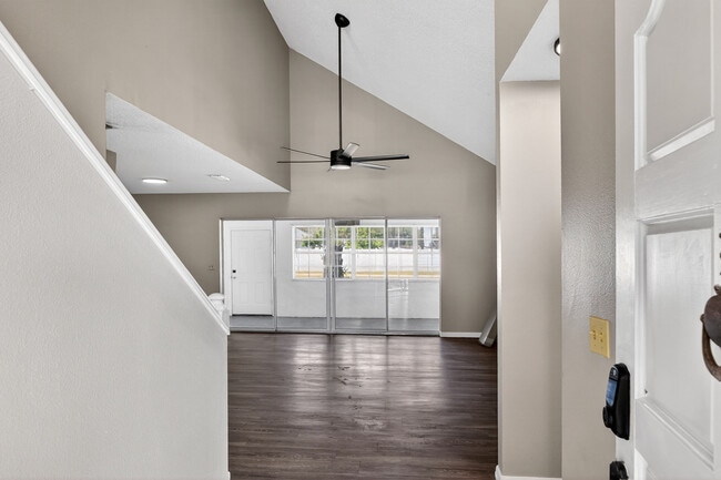 Building Photo - 802 Arietta Cir N