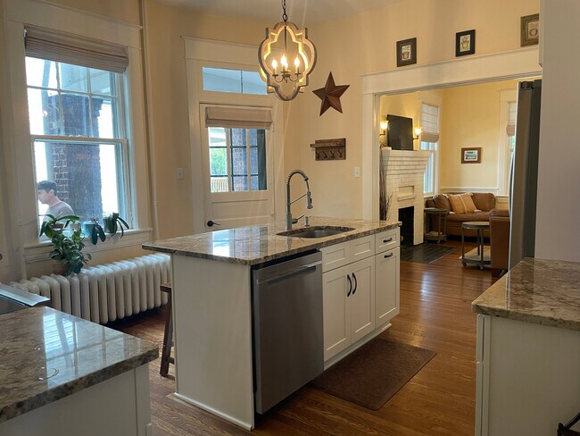 Foto del edificio - 617 Allison Ave SW