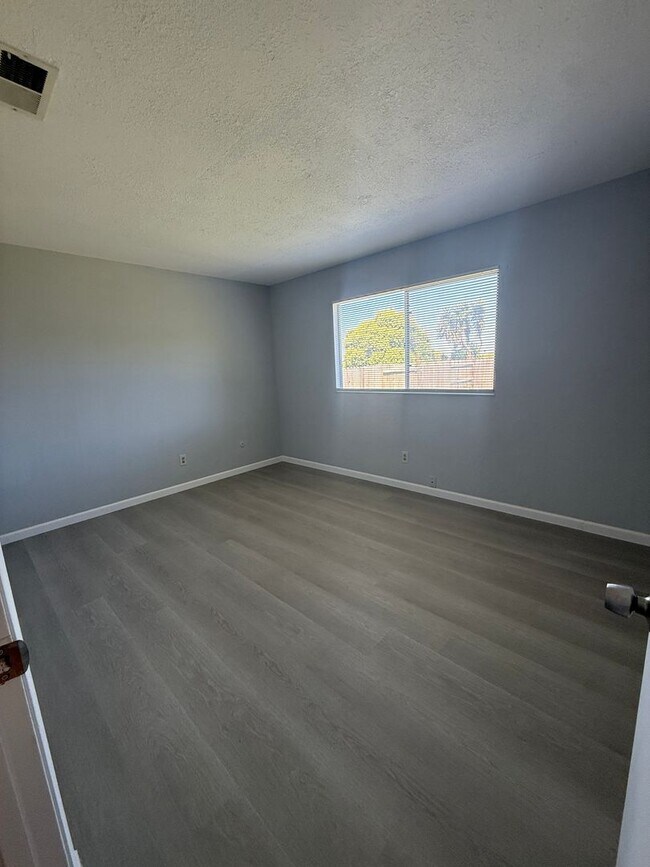 Building Photo - 2 bedroom / 1 bath