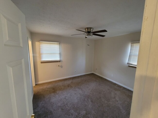 Building Photo - Large 4 bedroom 2 bath home in a great nei...