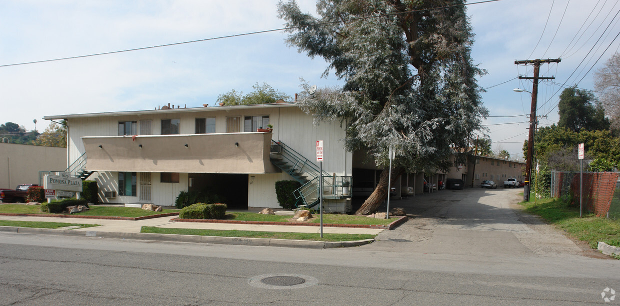 El Pomona Plaza - Berkley Apartments