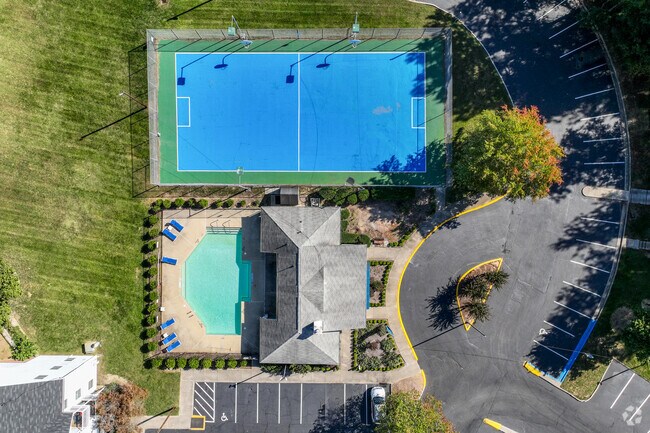 Piscina y cancha deportiva - Sedgefield Square