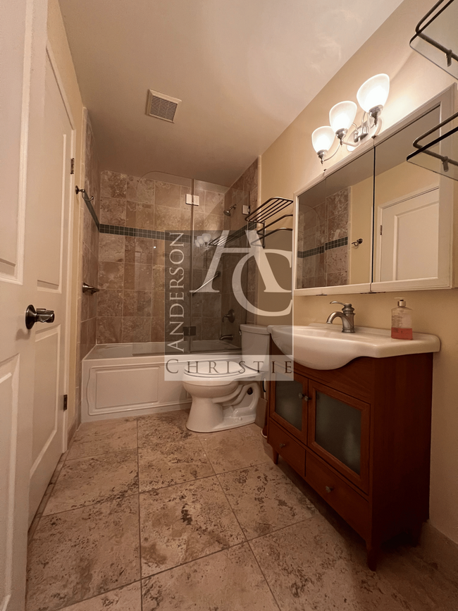 Foto del edificio - Charming 2BR/1BA End Unit for Rent – Great...