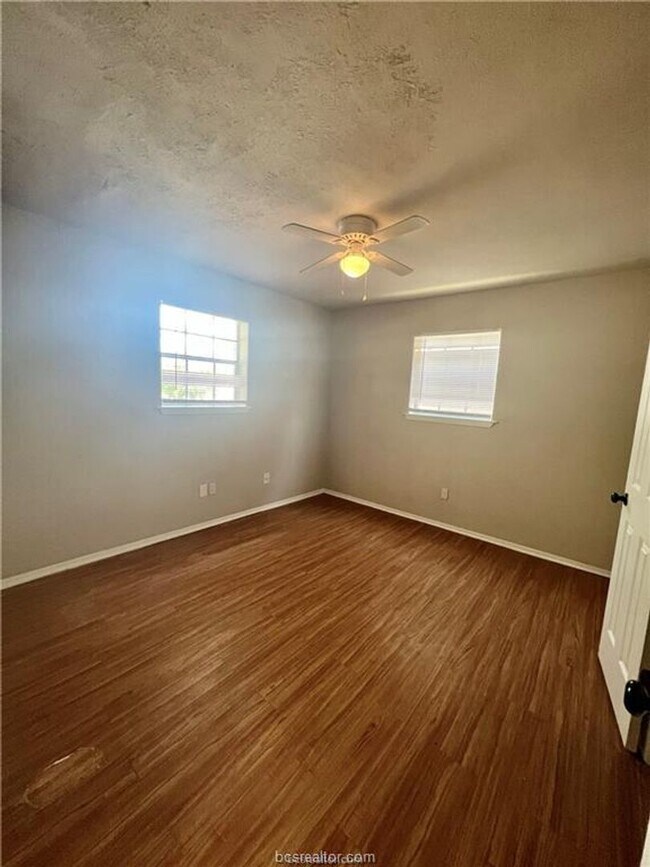 Building Photo - 2402 Jaguar Dr