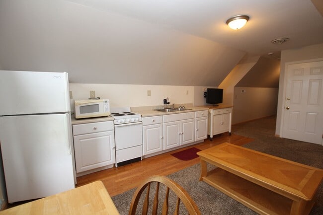 Building Photo - Garage apartment located close to area sho...
