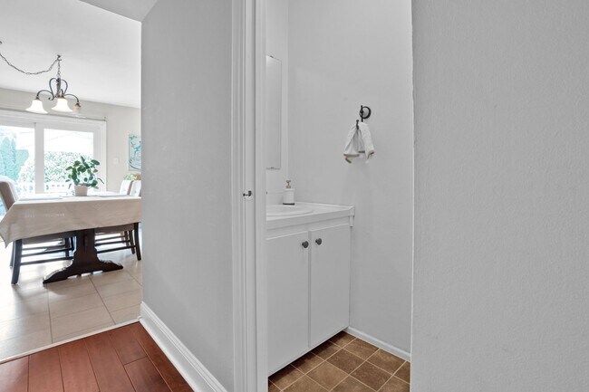 Building Photo - Elegant 3 Bed/2.5 Bath Townhome for rent i...