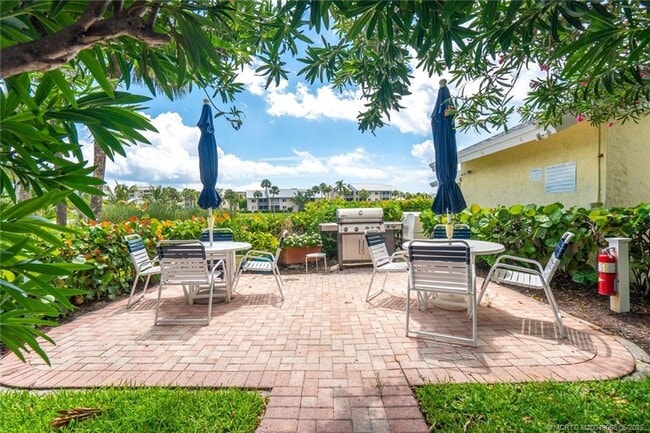 Building Photo - 5553 NE Gulfstream Way