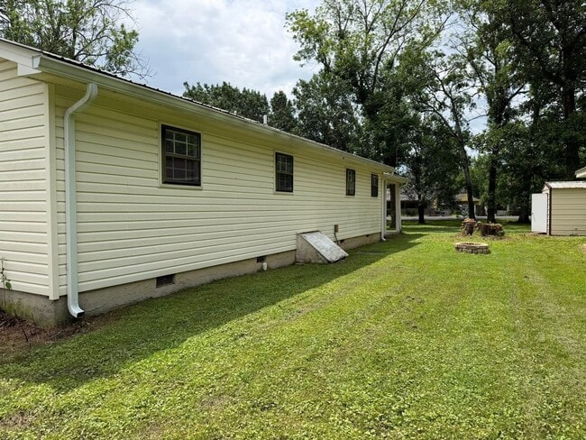 Building Photo - 3BR Rental in Quiet Fort Oglethorpe Neighborhood – Minutes from Battlefield Parkway & Chickamauga...