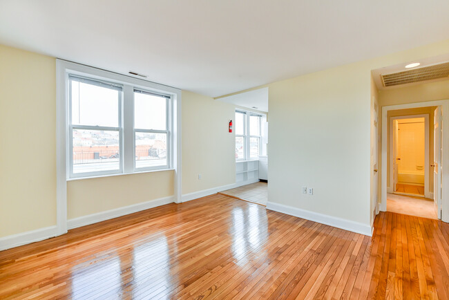 Foto del edificio - Sun Drenched Top Floor Dupont Circle One B...