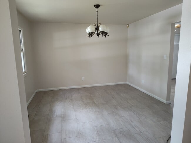 Building Photo - 817 Kenyon Dr