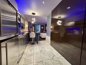 Building Photo - 4381 W Flamingo Rd