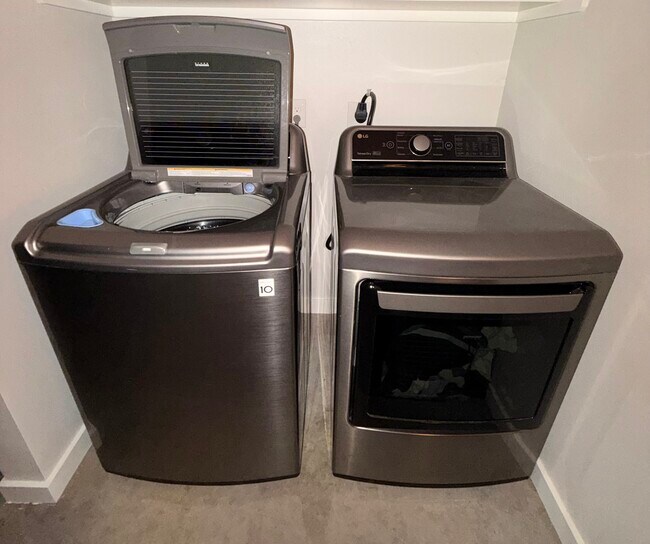 Foto del edificio - 8439 Garrett Dr