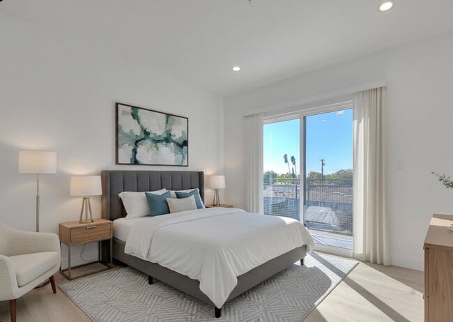 Building Photo - 5850 Vineland Ave