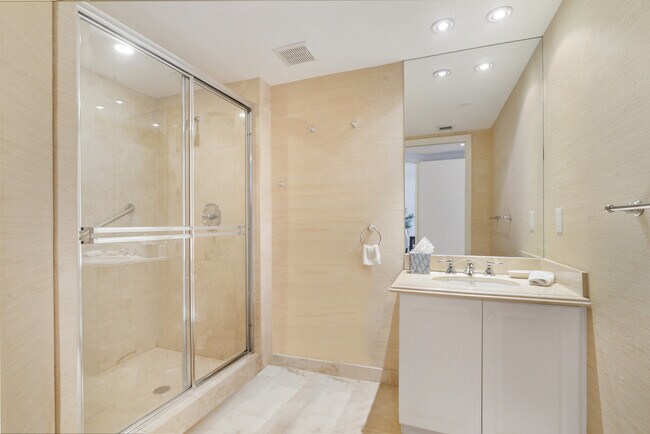 Foto del edificio - 9595 Collins Ave Ave