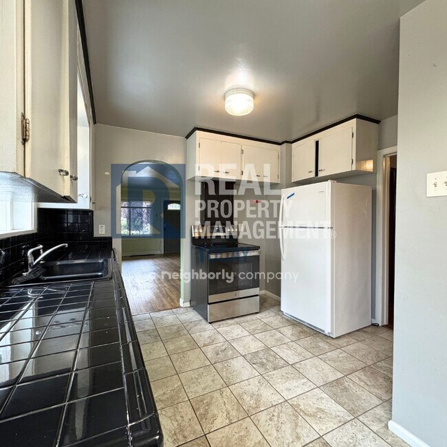 Foto del edificio - Sweet 3 bedroom and 2 bath + 3 car garage ...