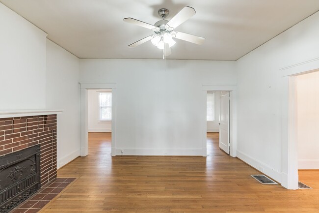 Foto del edificio - Beautiful 2 bedroom 1 bathroom for rent!