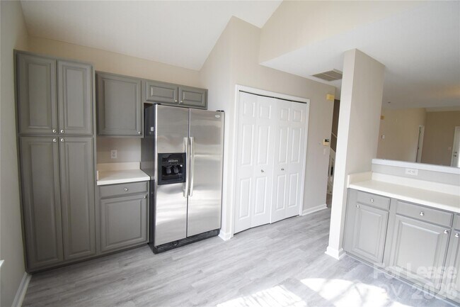 Foto del edificio - 8616 Robinson Forest Dr