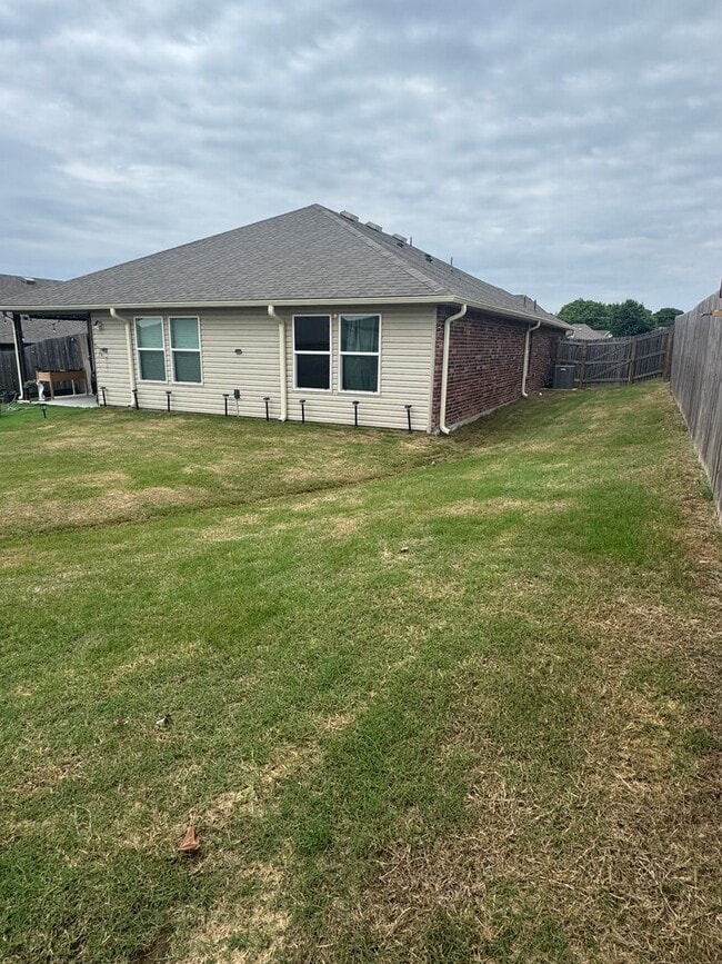 Building Photo - 4 Bedroom 2 Bath