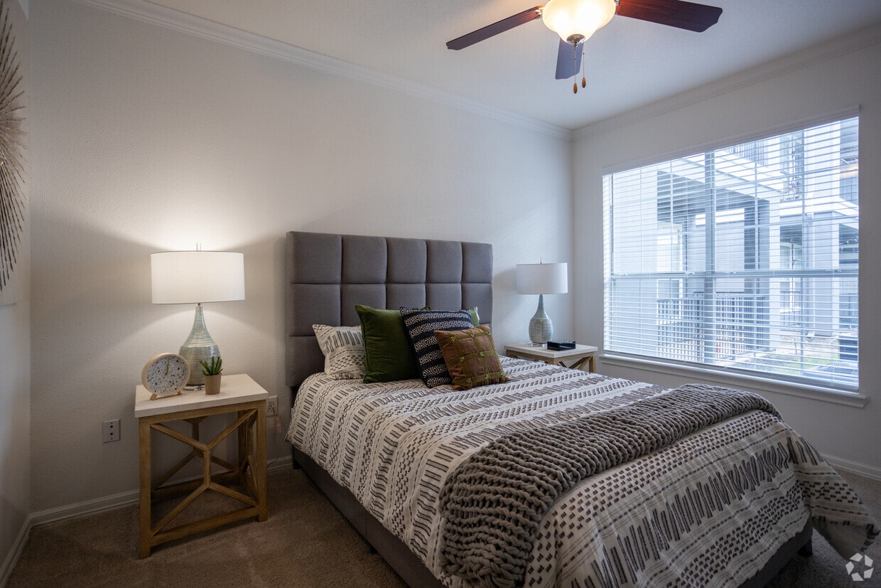 Estates At Bellaire - 4807 Pin Oak Park Houston, TX 77081