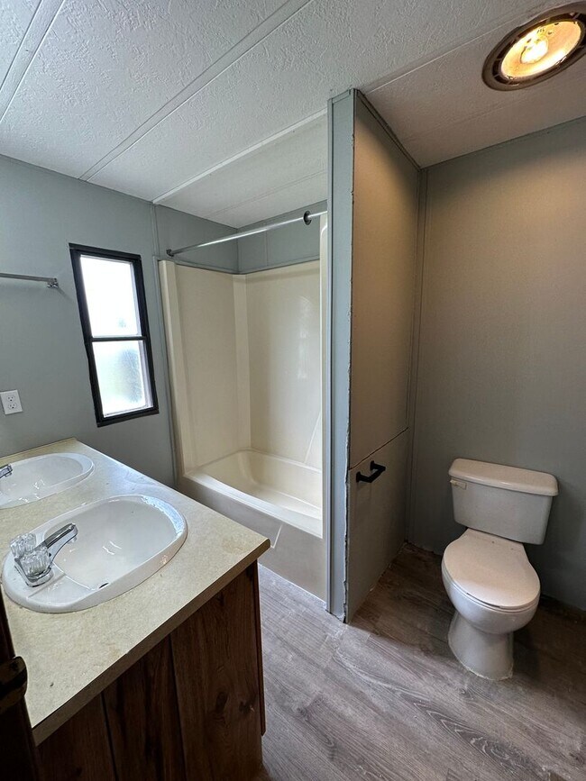 Building Photo - Single wide on a private lot! Close to Altavista
