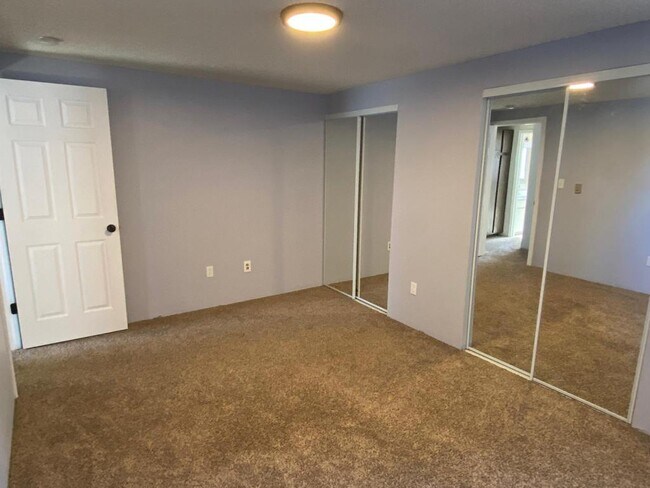 Building Photo - 115 E. Thunderbird Dr # D