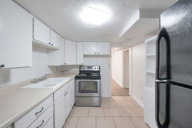 Building Photo - Quaint Basement Unit in Central Location