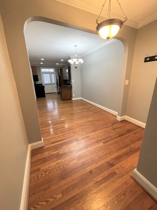 Foto del edificio - $1750 - Spacious & Updated 2B/2B Main Floo...