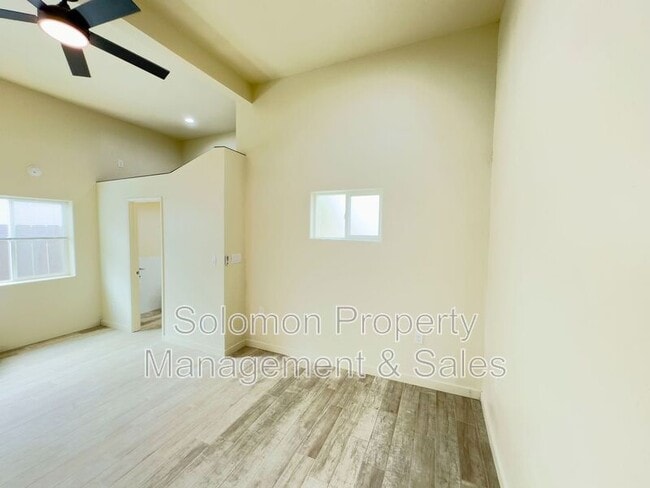 Building Photo - 513 N Ditmar St