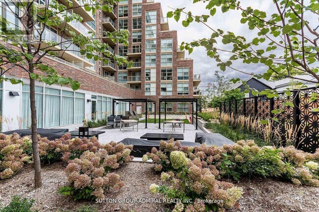 Photo du bâtiment - 1787 St Clair Ave W